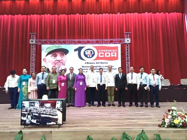 Đoàn đại biểu cấp cao UBTƯ MTTQ Việt Nam chụp ảnh chung với Đoàn Chủ tịch Đại hội CDR lần thứ X).