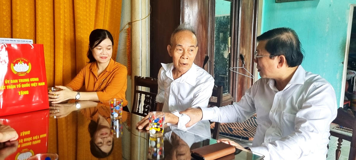 Phó Chủ tịch Nguyễn Hữu Dũng trao quà cho người có công trên địa bàn thành phố Đồng Hới, tỉnh Quảng Bình.