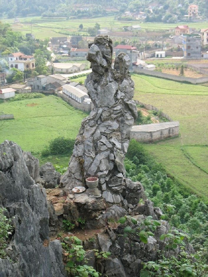 Hình ảnh Hòn Vọng Phu thời điểm chưa bị sét đánh.