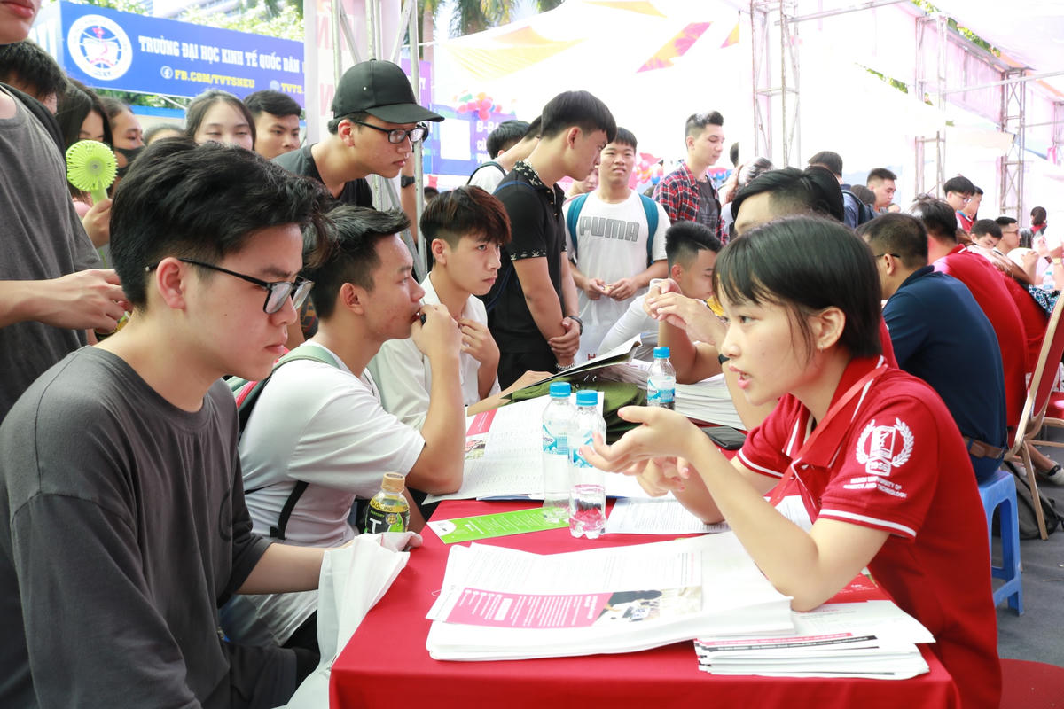 Thí sinh tham khảo thông tin tuyển sinh của các trường tại một ngày hội tư vấn tuyển sinh hướng nghiệp. Ảnh: N. Hoài