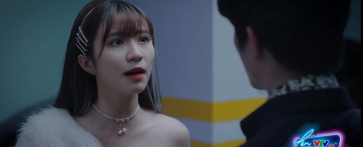 Vân Vân hợp lực cùng Vân Trang và Duy giúp Vân Khánh. Ảnh: CMH. 