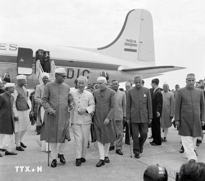 Tổng thống Prasat và Thủ tướng Jawaharlal Nehru ra sân bay New Delhi đón Chủ tịch Hồ Chí Minh thăm hữu nghị Ấn Độ từ ngày 5-14/2/1958. (Ảnh: Tư liệu/TTXVN)
