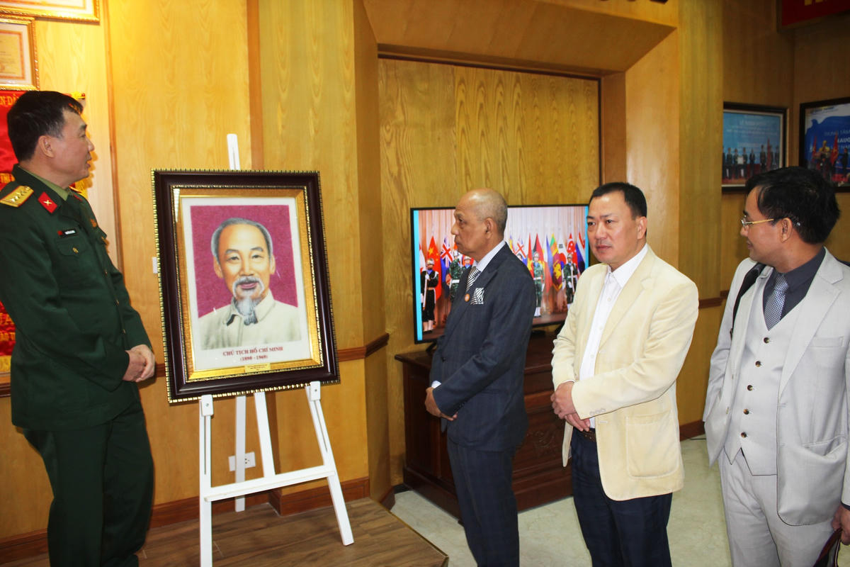 Đại biểu tham quan Phòng truyền thống Cục Gìn giữ hòa bình Việt Nam.