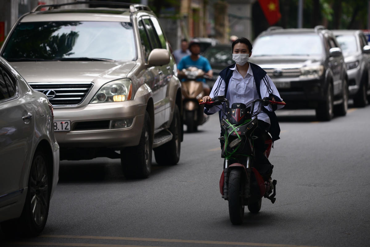 Không khó để bắt gặp hình ảnh các em học sinh sử dụng xe máy, xe đạp điện để di chuyển sau khi tan học, nhiều em trong số đó không đội mũ bảo hiểm.