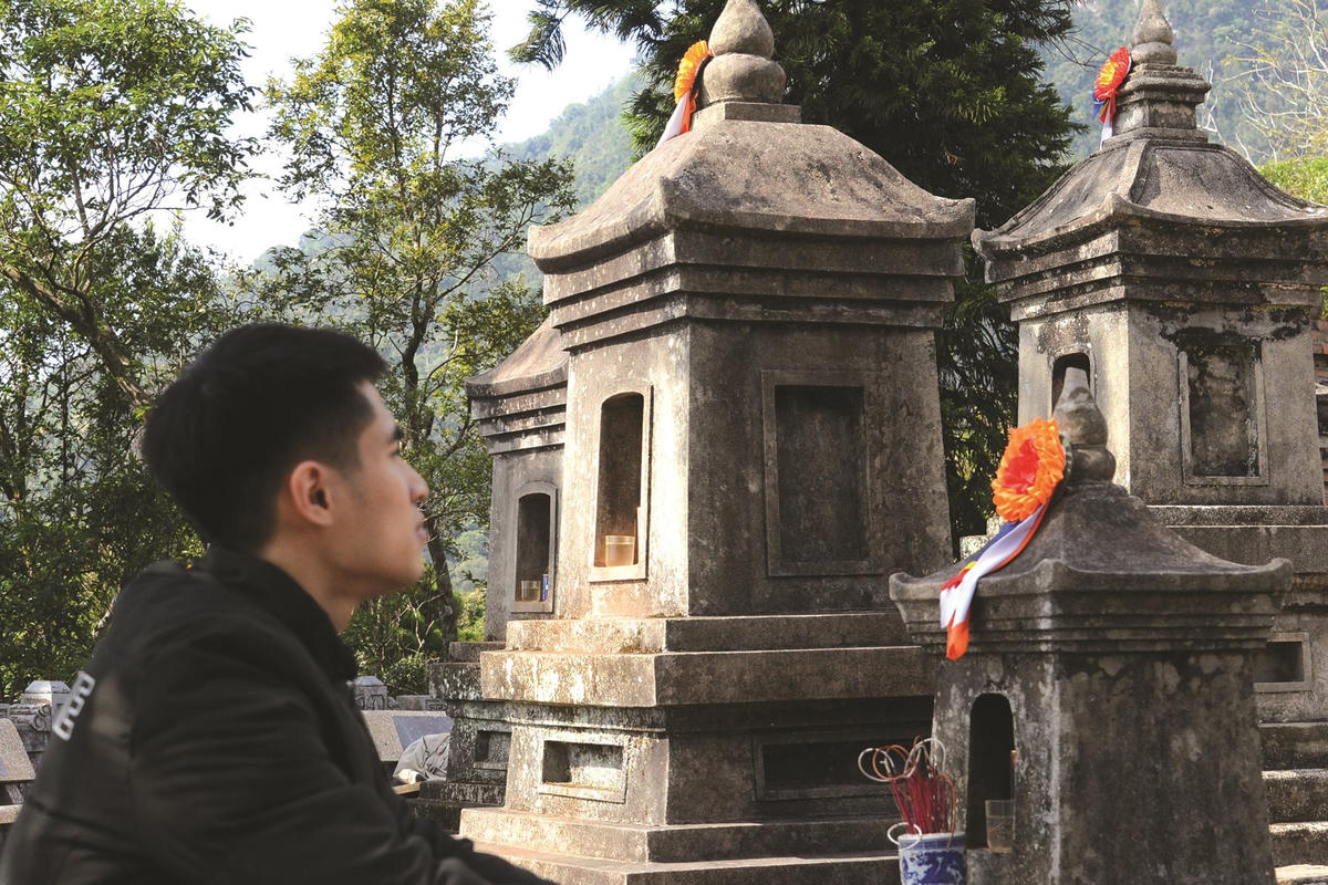 dung-chan-ben-vuon-thap-hue-quang-noi-lung-chung-nui-yen-tu-de-cam-nhan-dau-an-cua-thoi-gian.jpg
