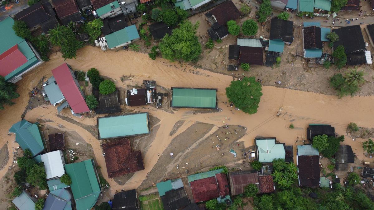 Một góc thị trấn Mường Xén, huyện Kỳ Sơn sau trận lũ quét kinh hoàng. Ảnh Điền Bắc.