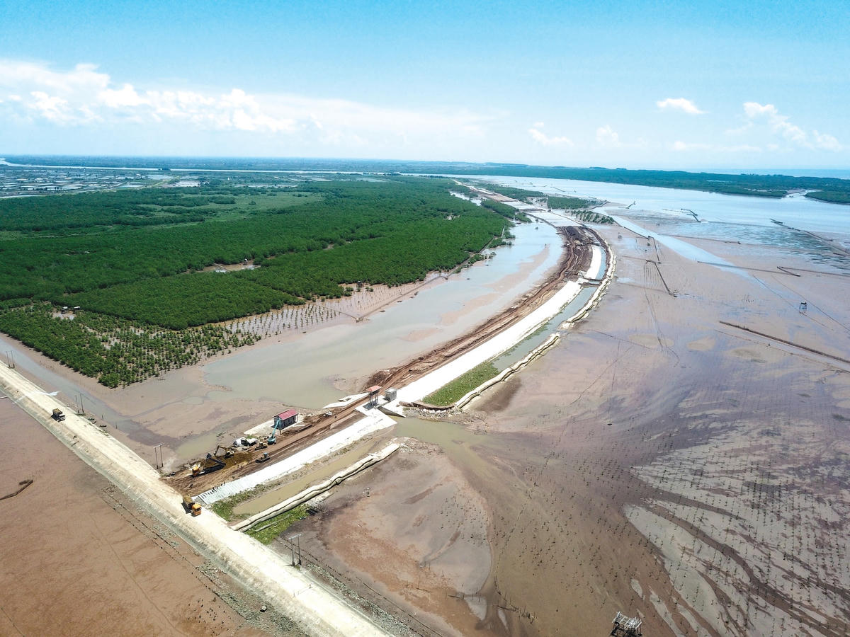 Dự án tuyến đê biển Bình Minh 4 dài 17km, như một bức tường “khổng lồ” chắn sóng, ngăn gió bão cấp 12...  