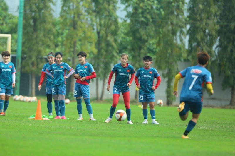 Các cầu thủ nữ luyện tập. Ảnh: VFF.