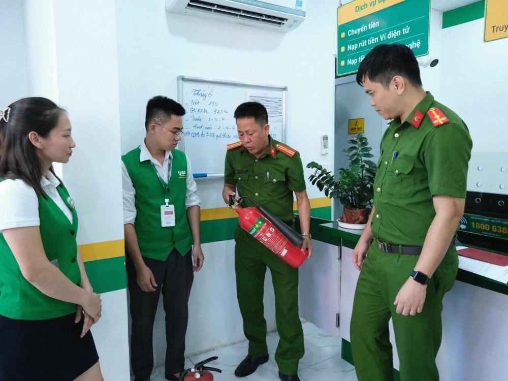 Công an kiểm tra việc chấp hành quy định an toàn về phòng cháy chữa cháy tại các địa điểm kinh doanh của F88.