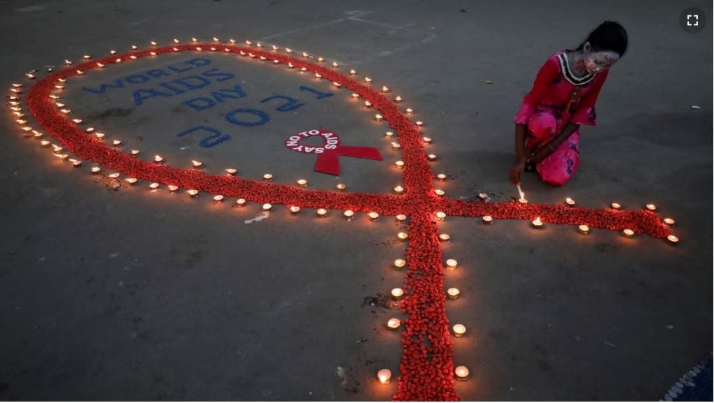 Một bé gái thắp đèn trong chiến dịch nhận thức về HIV/AIDS nhân Ngày AIDS thế giới, tại Kolkata, Ấn Độ. Nguồn: WHO.  