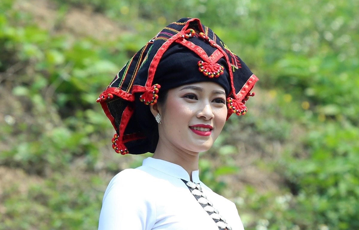 Phụ nữ dân tộc Thái với chiếc khăn piêu truyền thống.  