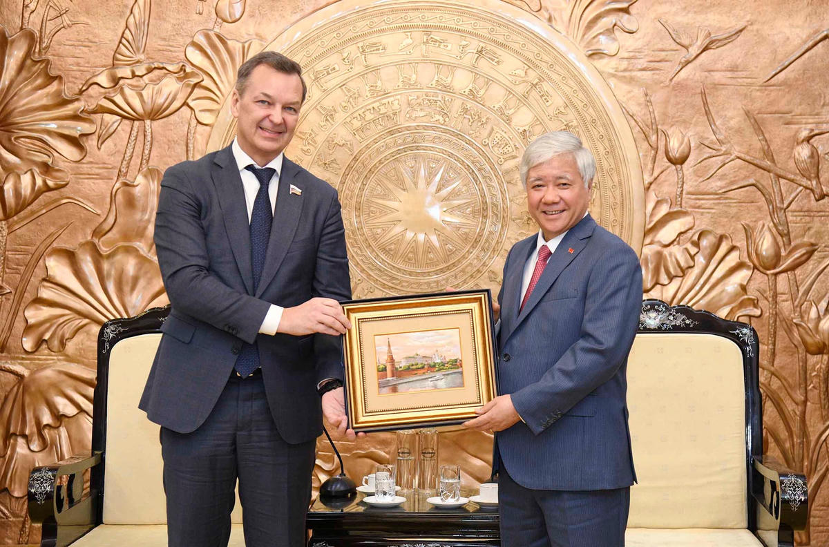 Phó Chủ tịch thứ nhất Hội đồng Liên bang Nga, Chủ tịch Nhóm Hợp tác với Quốc hội Việt Nam của Hội đồng Liên bang Nga Andrey Yatskin trao tặng Bí thư Trung ương Đảng, Chủ tịch UBTƯ MTTQ Việt Nam Đỗ Văn Chiến món quà lưu niệm