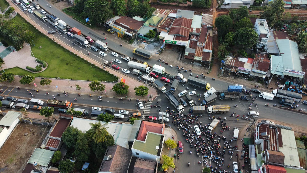 Ngã 3 cua heo nối Quốc lộ 1A với đường Lê A, đường Hồ Thị Hương là một trong những “điểm đen” về tắc nghẽn giao thông ở TP Long Khánh. Ảnh: Mạnh Thìn.