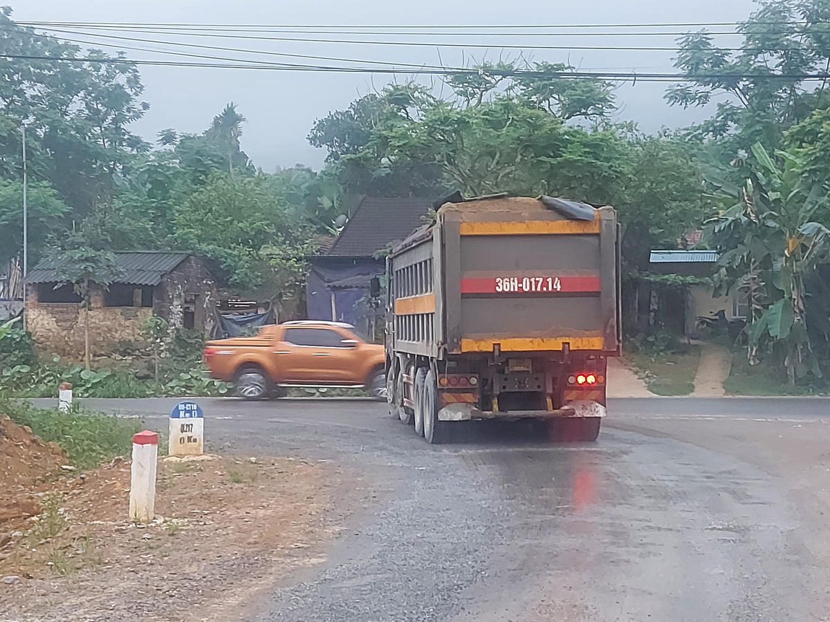 Những xe quá khổ, quá tải, chở cơi nới thành thùng từ mỏ cát số 115 vẫn hàng ngày 'ung dung' phá hoại đường xá.