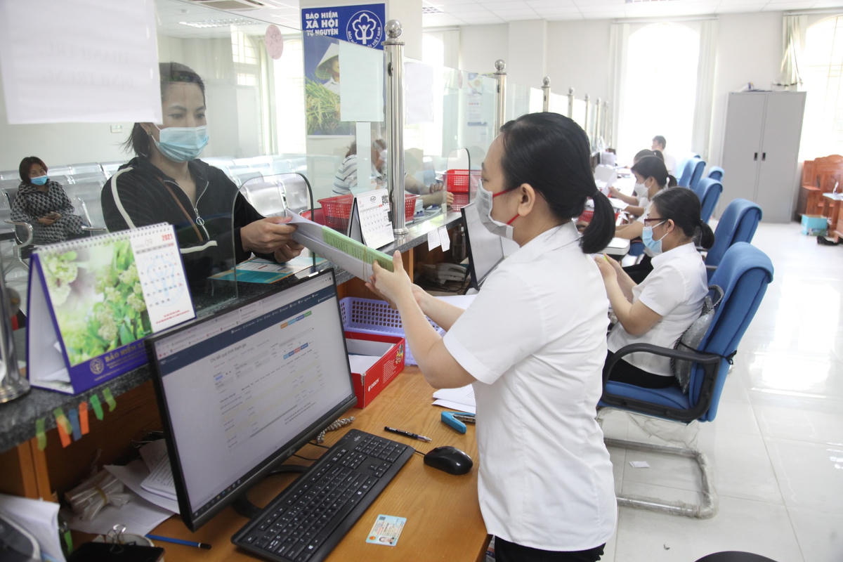 Cán bộ Bảo hiểm xã hội tỉnh Vĩnh Phúc hướng dẫn người lao động hoàn thiện thủ tục hưởng các chế độ bảo hiểm xã hội.