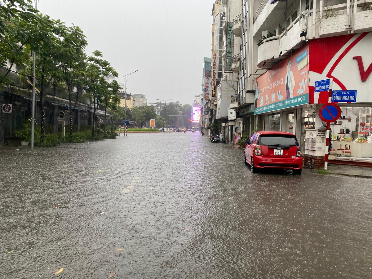 'Cơn mưa bất chợt', đường Hà Nội ngập nửa bánh xe máy