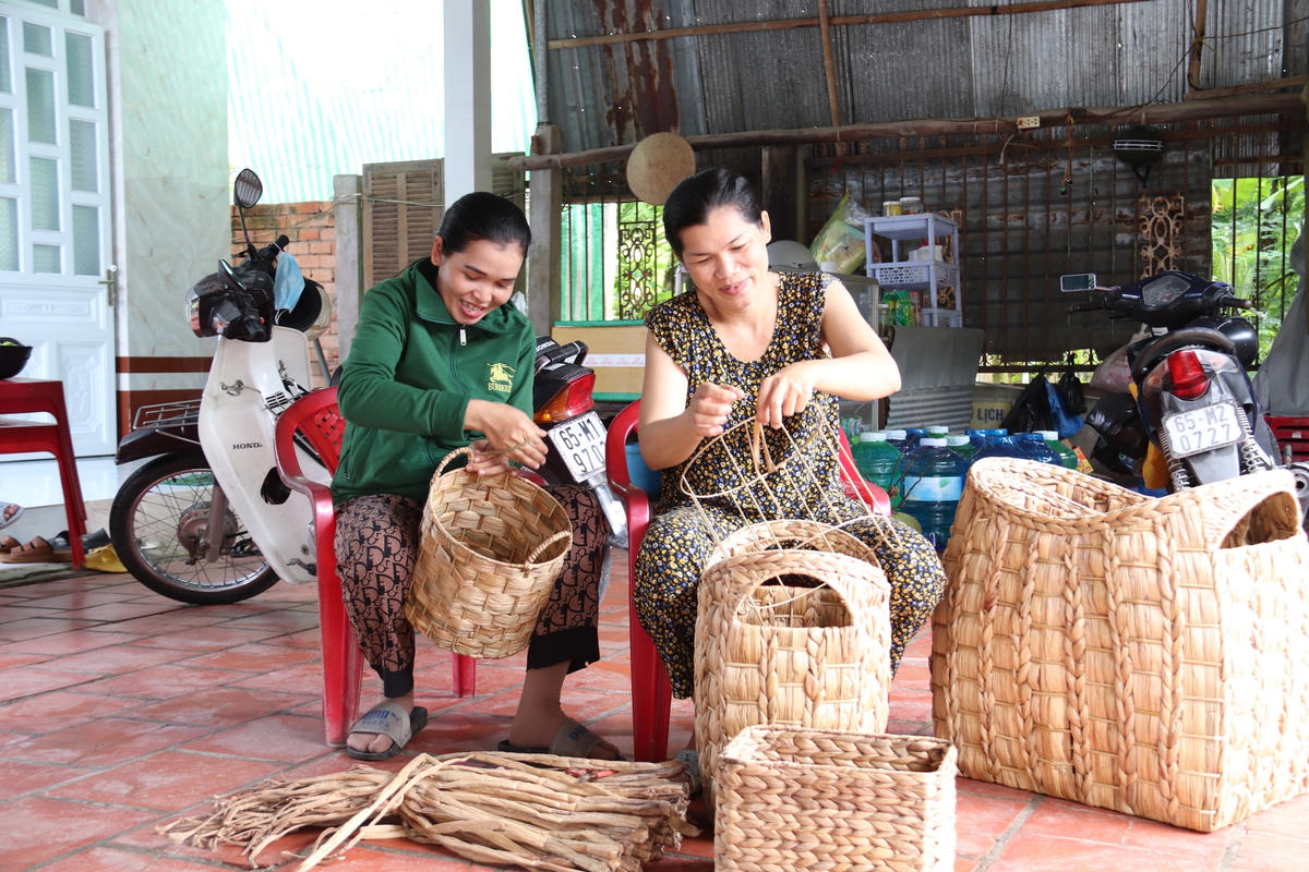 Phụ nữ Khmer (huyện Cờ Đỏ, TP Cần Thơ) tham gia đan sản phẩm từ lục bình.