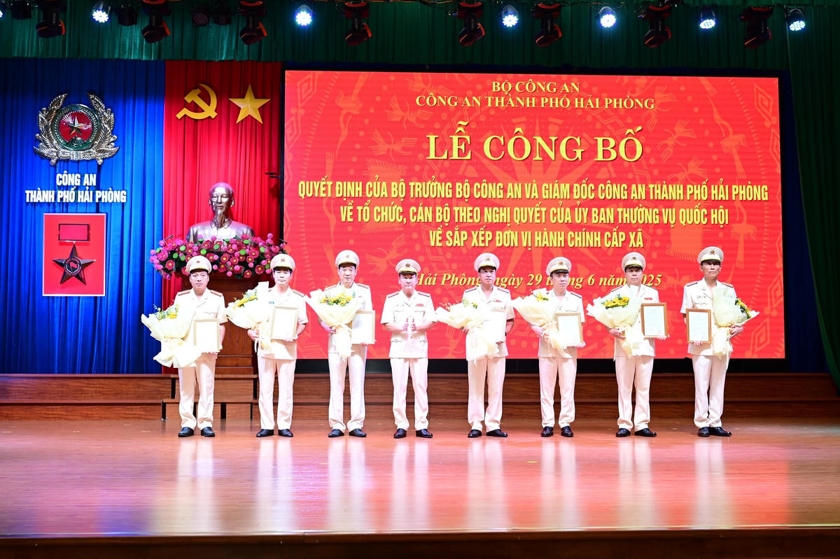 Đại tá Bùi Quang Bình, Giám đốc Công an thành phố Hải Phòng trao các quyết định cho 7 Phó Giám đốc Công an thành phố. Ảnh: CTV. 