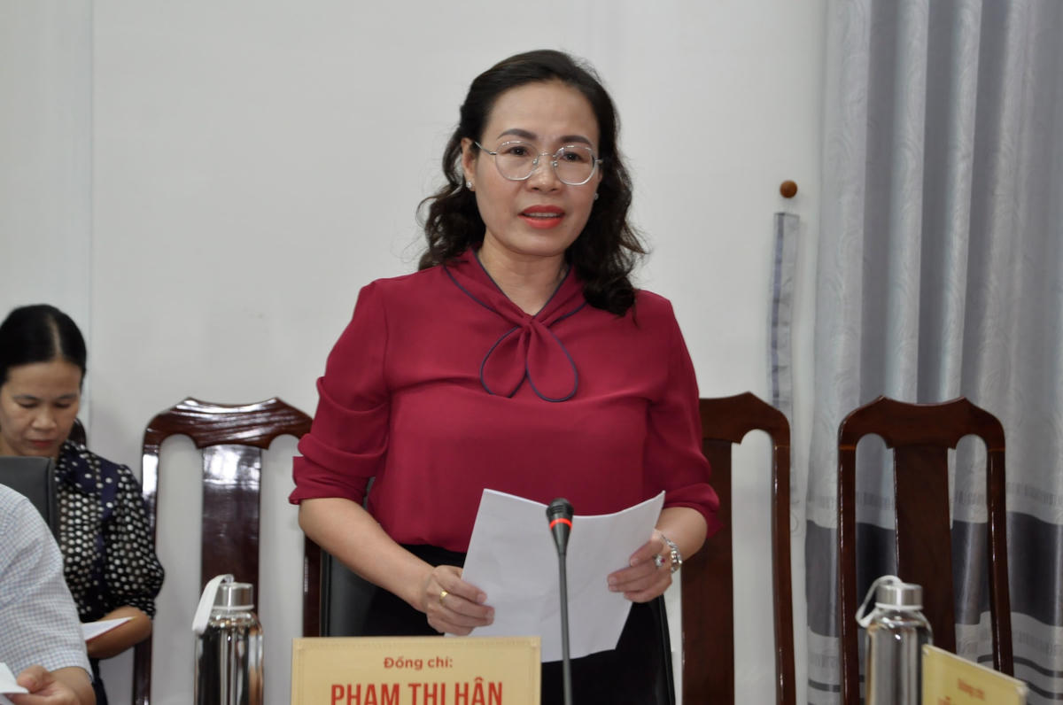 Chủ tịch Ủy ban MTTQ Việt Nam tỉnh Quảng Bình Phạm Thị Hân báo cáo các hoạt động của Mặt trận tỉnh tại buổi làm việc.