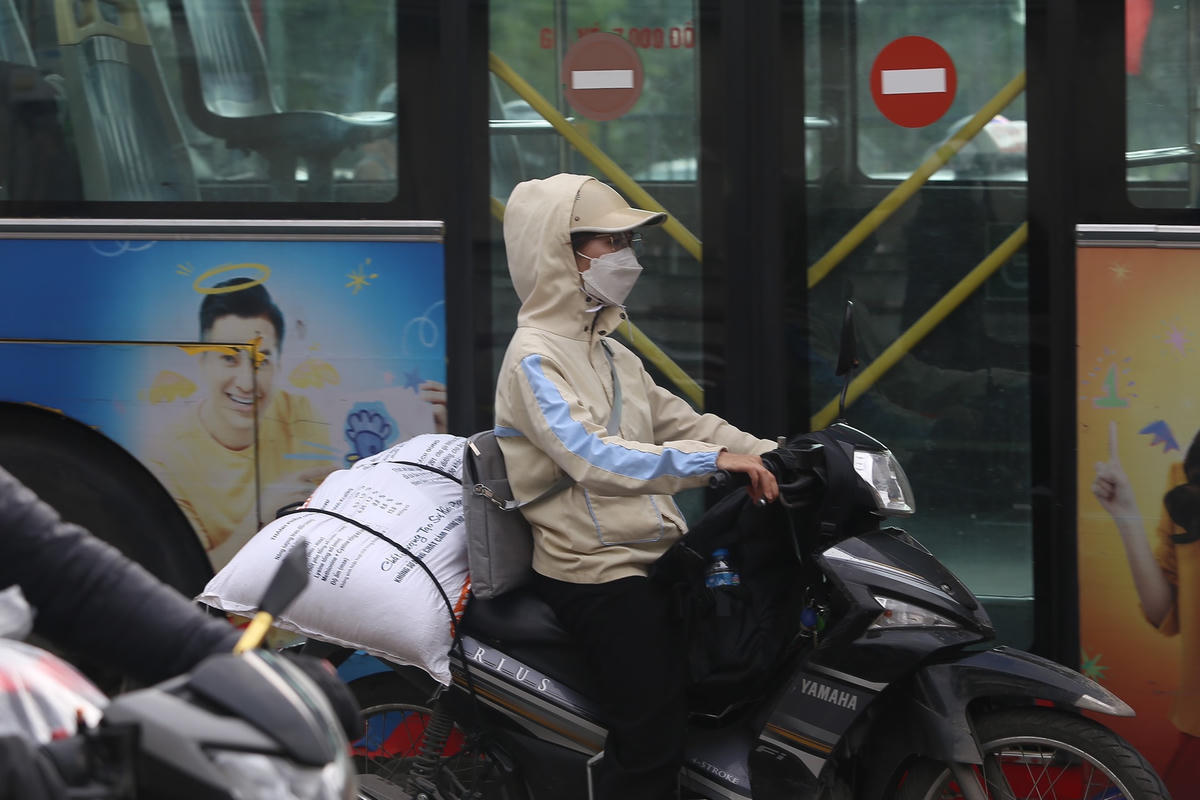 Người dân lỉnh kỉnh đồ đạc trở lại Hà Nội.