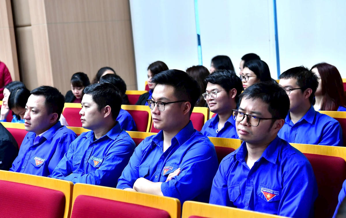 Đoàn viên, thanh niên tham dự chương trình đối thoại.