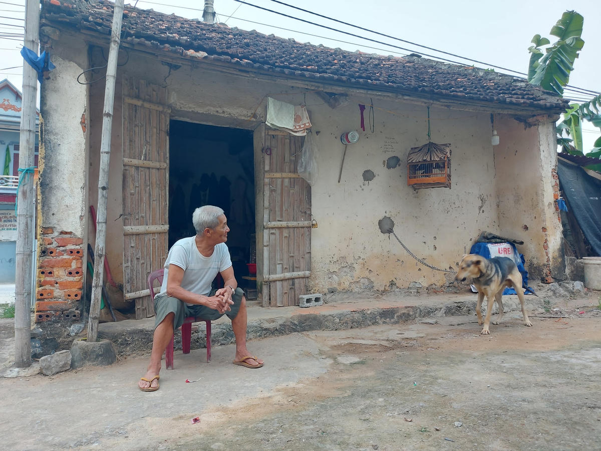 Đối với nhà bảo vệ, cổng trường học, nhà thầu thậm chí còn chưa hề đả động đến việc xây dựng. Ông Lê Chiến Lam (74 tuổi, bảo vệ làm việc tại Trường THCS Thiệu Vũ) cho biết: Vào cuối năm 2021, nhà thầu đột ngột thi công khiến mọi người trong trường rất sửng sốt và bức xúc. 