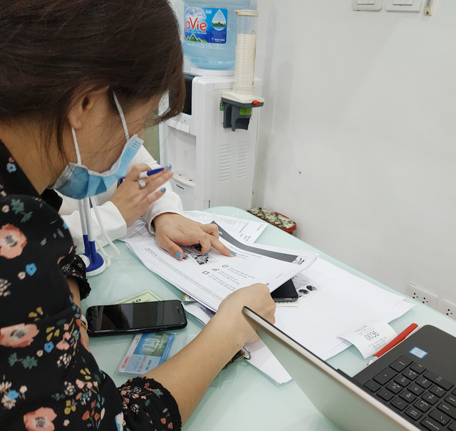 Cần lưu ý trước khi đặt bút ký hợp đồng mua bảo hiểm nhân thọ. Ảnh: Ngọc Thắng.  