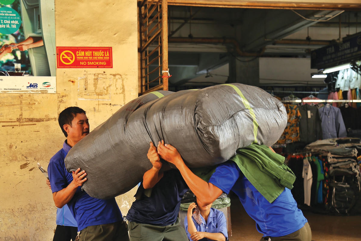 ‘Cửu vạn’ chợ Đồng Xuân