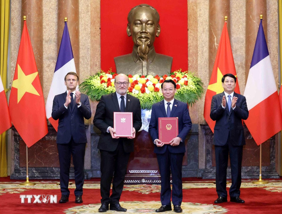 Bộ trưởng Bộ Nông nghiệp và Môi trường Đỗ Đức Duy và Tổng Giám đốc Cơ quan Phát triển Pháp (AFD) Rémy Rioux trao đổi Bản ghi nhớ giữa Bộ Nông nghiệp và Môi trường và AFD về hợp tác trong lĩnh vực nông nghiệp và môi trường giai đoạn 2025-2030. (Ảnh: Lâm Khánh/TTXVN)