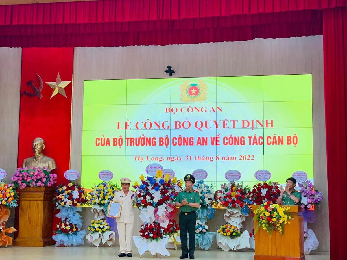 Thiếu tướng Lê Văn Tuyến, Thứ trưởng Bộ Công an trao Quyết định điều động Đại tá Đinh Văn Nơi giữ chức vụ Giám đốc Công an tỉnh Quảng Ninh.