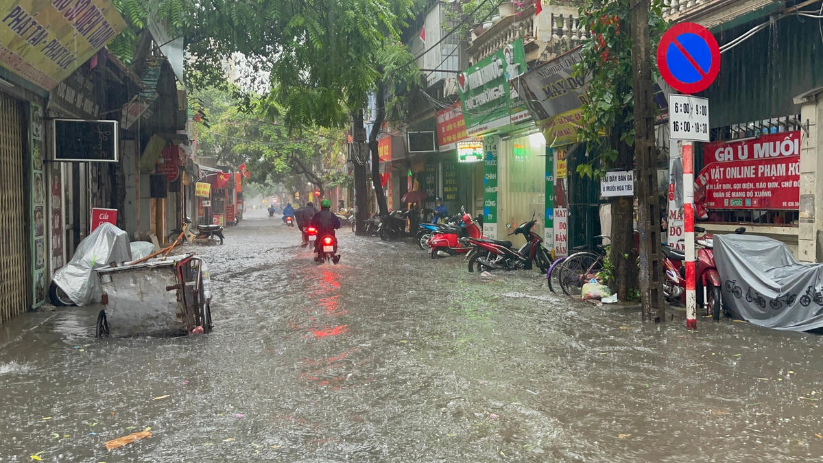 Mưa lớn ngập nửa bánh xe.