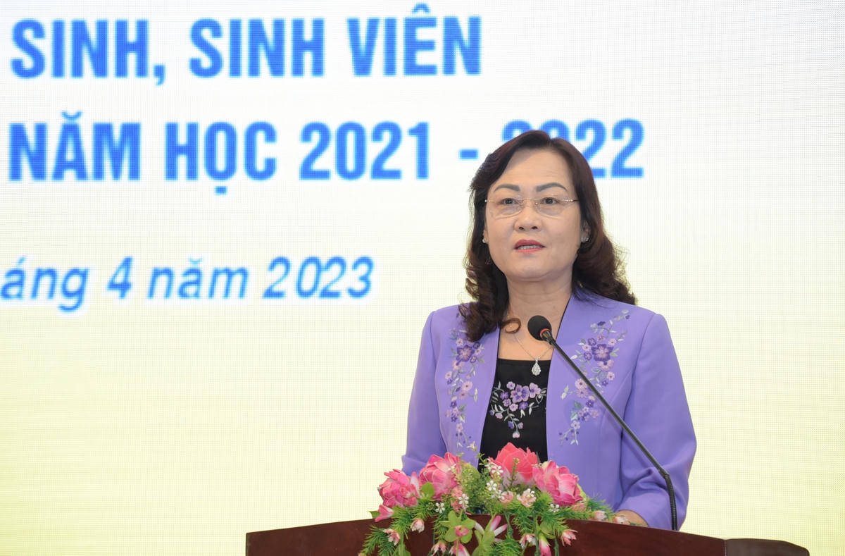 Phó Bí thư Thường trực Tỉnh ủy Bạc Liêu Lê Thị Ái Nam phát biểu tại lẽ trao thưởng khuyến tài cho giáo viên, học sinh, sinh viên có thành tích xuất sắc