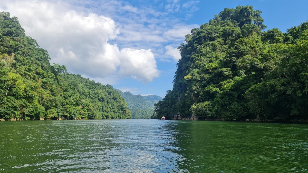 Hồ Ba Bể là một trong những hồ nước ngọt tự nhiên lớn nhất Việt Nam, thuộc Vườn Quốc gia Ba Bể. Tên Hồ Ba Bể xuất phát từ đặc điểm hồ được hợp thành từ ba hồ, gồm Pé Lèng, Pé Lù và Pé Lầm.