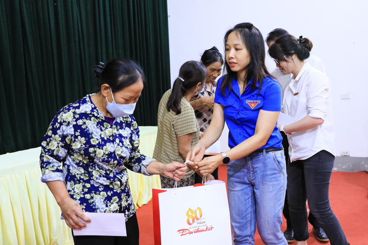 Trên cơ sở đó, nhóm phụ trách chương trình tiếp tục lên kế hoạch trao những phần quà tới các đối tượng có hoàn cảnh khó khăn.