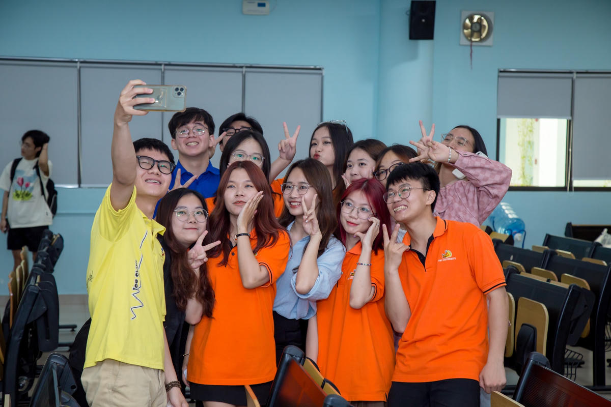 Sinh viên FPT cùng chụp ảnh kỷ niệm sau khi tham dự vòng Sơ loại đầy thử thách.