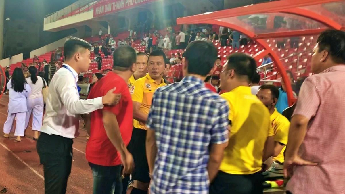 Một tình huống trọng tài bị phả ứng.