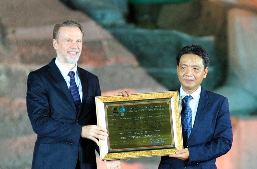 Ông Christian Manhart Trưởng đại diện UNESCO tại Việt Nam trao Bằng ghi danh hát Then, đàn tính cho đại diện Bộ Văn hóa Thể thao và Du lịch, Thứ trưởng  Hoàng Đạo Cương.