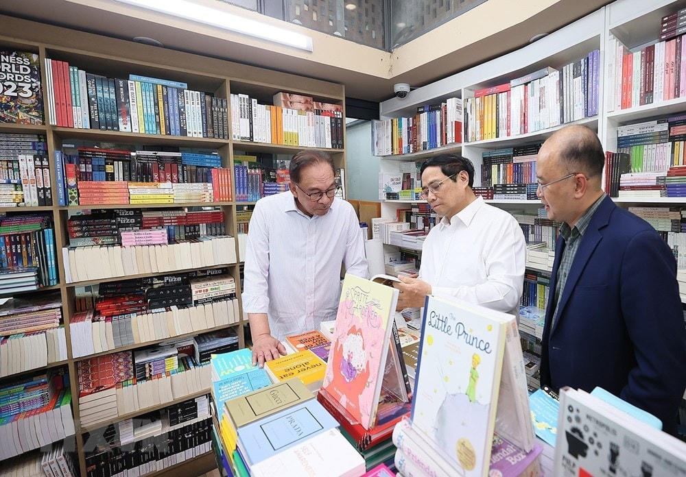 Thủ tướng Phạm Minh Chính và Thủ tướng Malaysia Anwar Ibrahim thăm Phố sách tại Hà Nội. (Ảnh: Dương Giang/TTXVN).