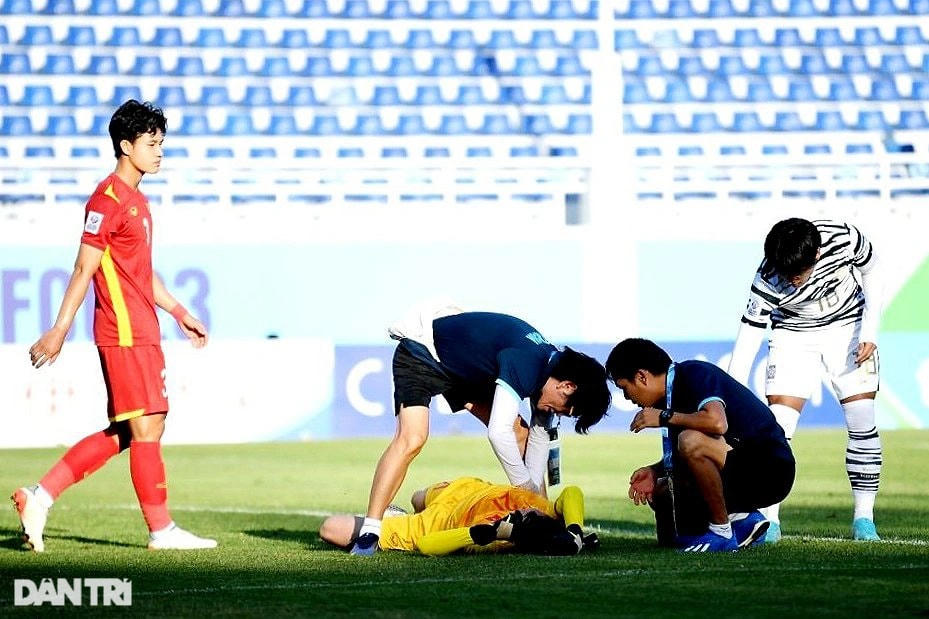 Văn Chuẩn bị đau sau nỗ lực cản phá. Ảnh: Dân Trí.