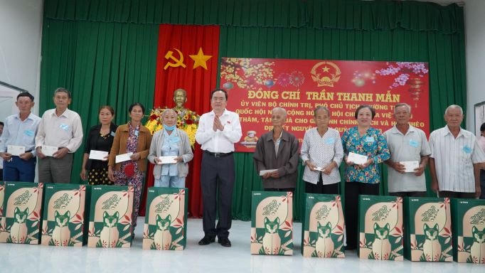 Phó Chủ tịch thường trực Quốc hội Trần Thanh Mẫn trao quà Tết cho bà con tại tỉnh Hậu Giang. 
