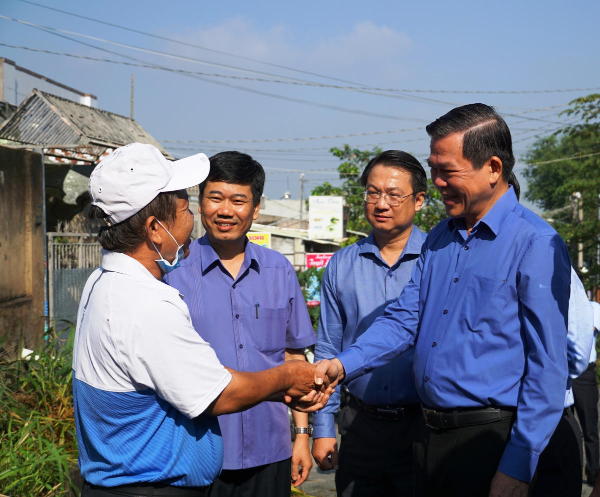 Bí thư Tỉnh ủy Đồng Nai Nguyễn Hồng Lĩnh động viên nhân dân trên địa bàn nâng cao ý thức phòng, chống dịch sốt xuất huyết. Ảnh: Mạnh Thìn. 