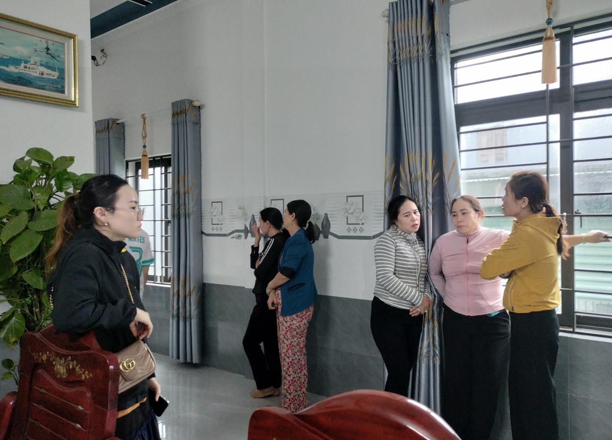 Bà con hàng xóm lo lắng cho các thuyền viên gặp nạn trên biển.