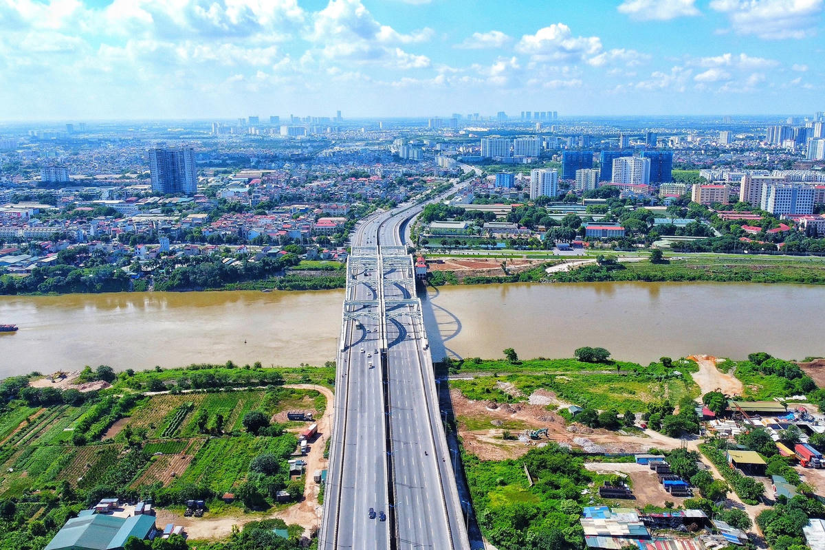 Cầu Đông Trù có chiều dài 1.240 m, trong đó cầu chính dài 500 m, được xây dựng theo kiểu vòm ống thép nhồi bê tông. Tính đến thời điểm hiện tại cây cầu này được coi là cầu vượt sông rộng nhất Việt Nam.