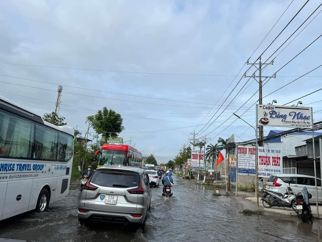 Xe máy, xe ô tô lội nước du xuân ngày mùng 4 Tết.