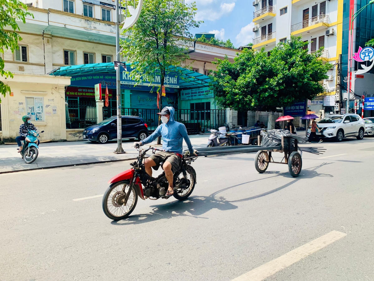 Thời tiết nắng nóng khiến người lao động tự do mưu sinh vất vả hơn.