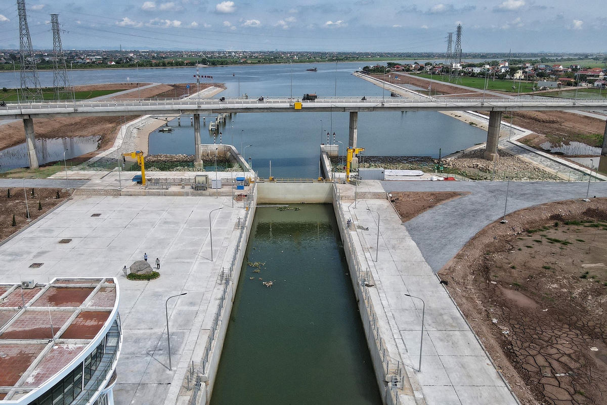 Về công trình Âu tàu Nghĩa Hưng, theo quyết định Âu tàu dài 179m; rộng 17m; chiều cao 10,5 m; chiều dài hữu dụng 160 m; cao trình đáy âu -7.0 m; cao trình đỉnh âu +10.5 m; kết cấu bê tông cốt thép, tường đứng hình chữ U (BTCT).