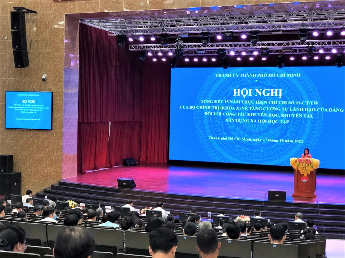 Bà Đoàn Thị Nụ, Phó Hiệu trưởng trường THCS Nguyễn Văn Tố (Quận 10, TP HCM) phát biểu tại Hội nghị. (Ảnh: Hồng Phúc).