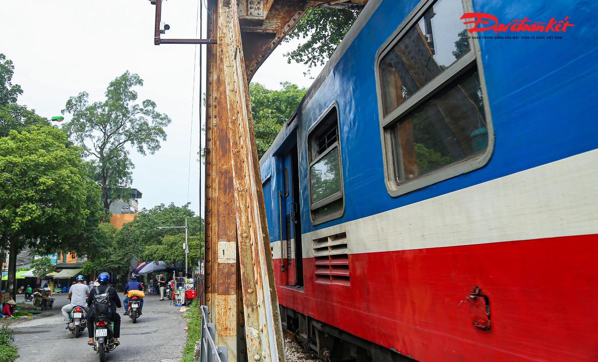 Đơn vị này cũng đang bố trí 50 nhân viên chia làm 5 tổ phục vụ công tác quản lý, duy tu cầu Long Biên. Trong đó, 1 tổ làm nhiệm vụ tuần đường, 1 tổ bảo vệ cầu và 3 tổ duy tu. Tổng Công ty Đường sắt Việt Nam cũng đã hạn chế tốc độ cho tàu qua cầu Long Biên là 15 km/giờ (trước đây là 25 đến 30 km/giờ).
