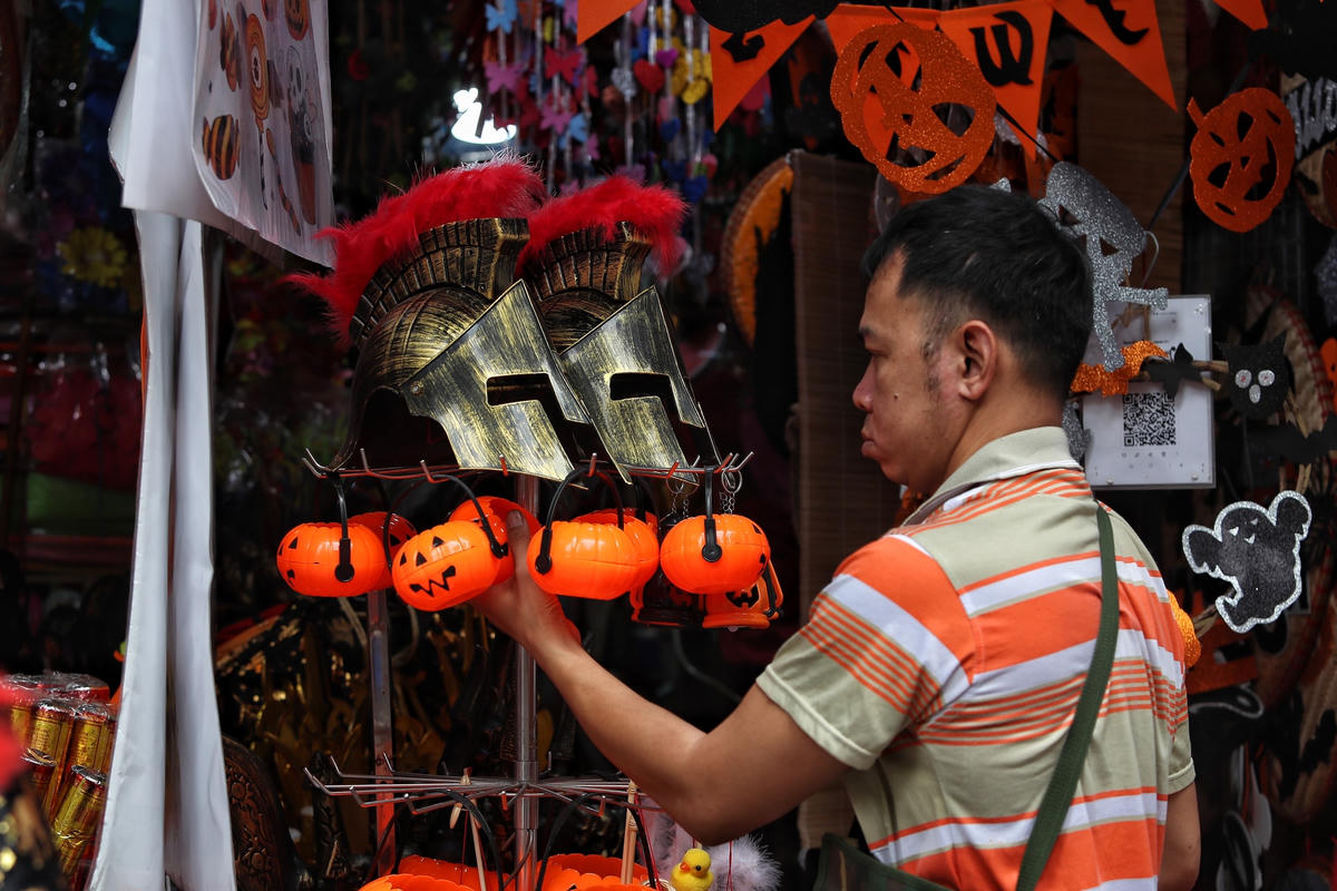 Phố Hàng Mã tràn ngập đồ chơi 'độc' trước ngày  Halloween