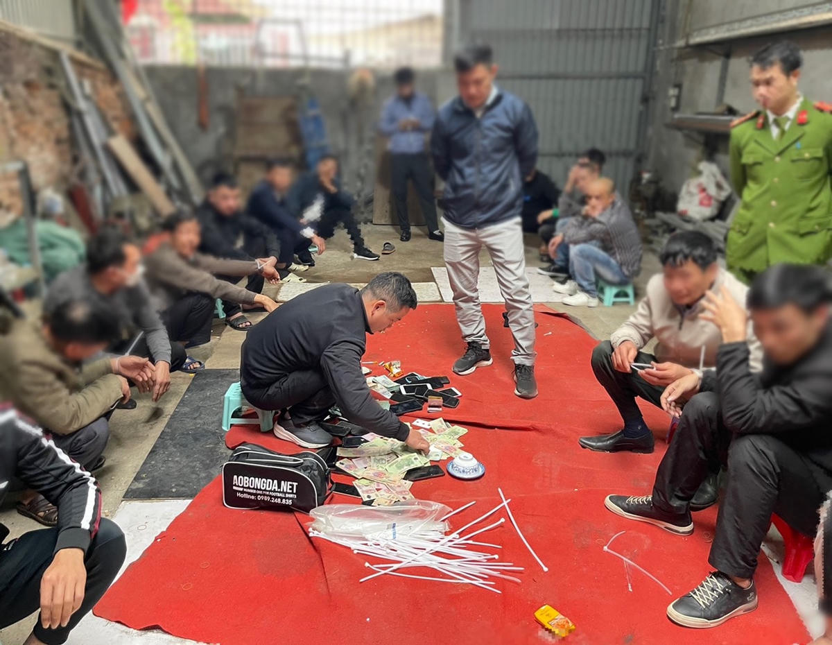Đối tượng và tang vật. Ảnh: Công an TP Hà Nội.